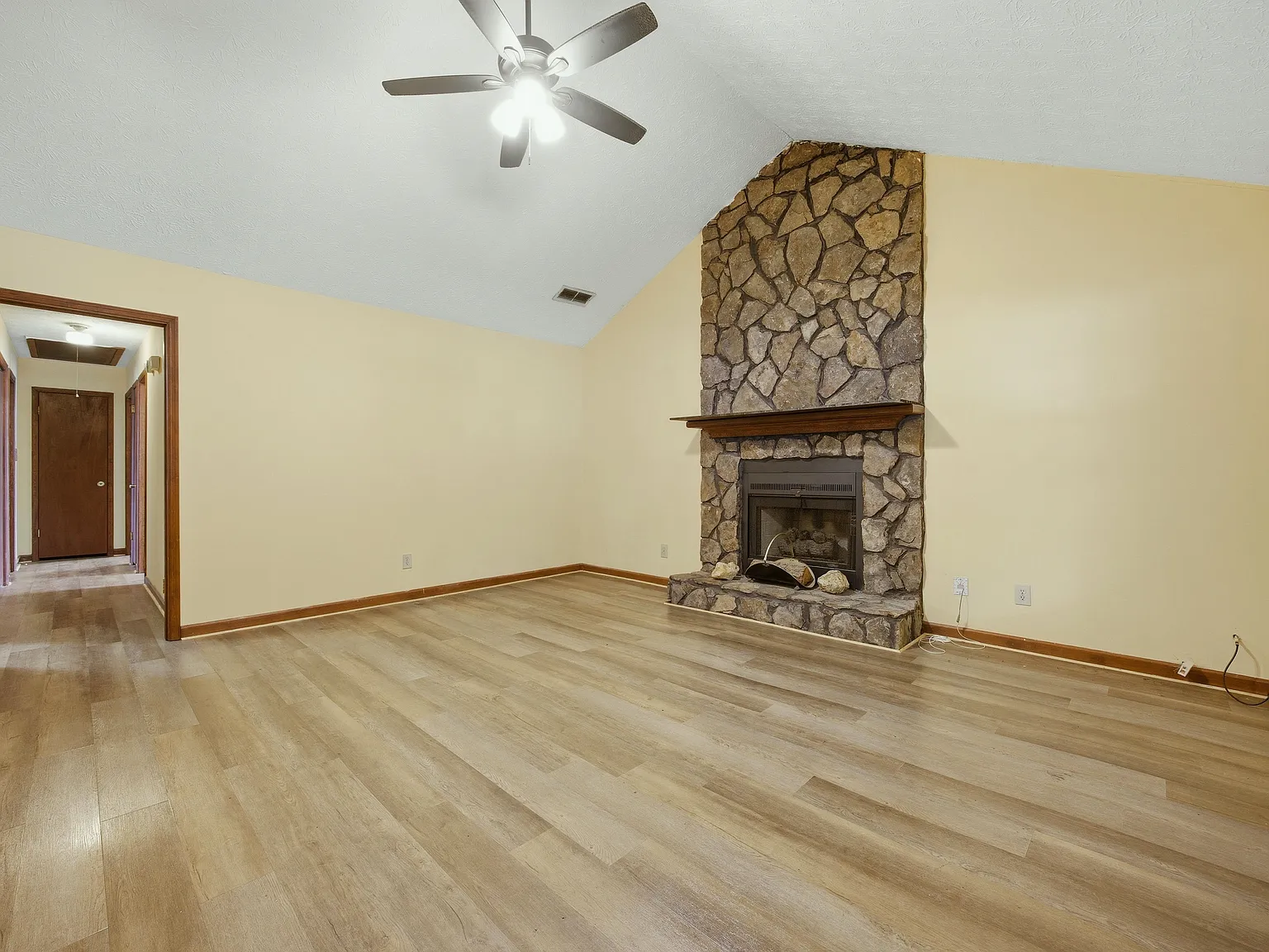 3 bed, 1342 sqft, $1,825 — Photo 2