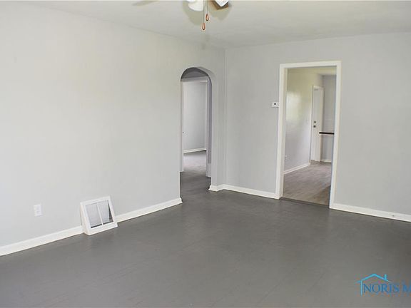 4th image of 987 E Madison St