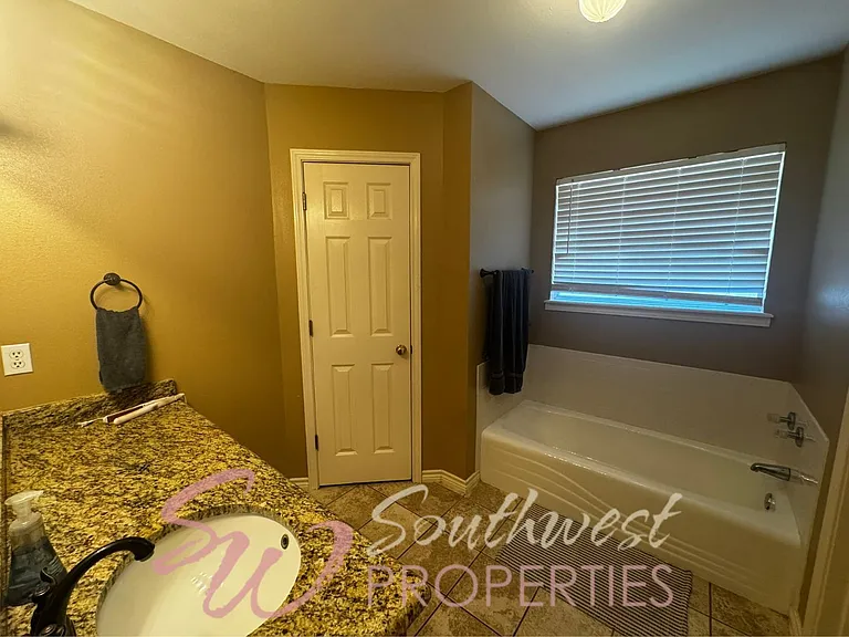 1449 Oakwood Dr — Photo 6