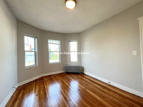 18 Eastman St Photo 1
