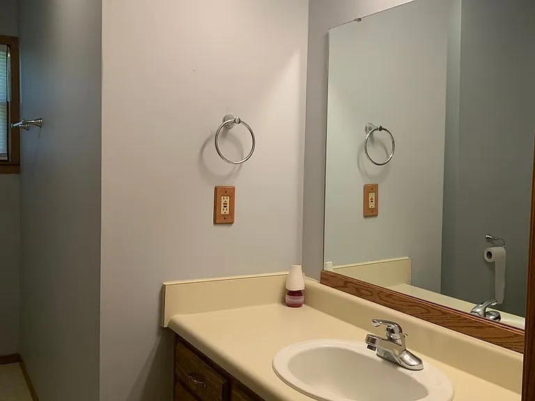 140 E Stewart St — Photo 12