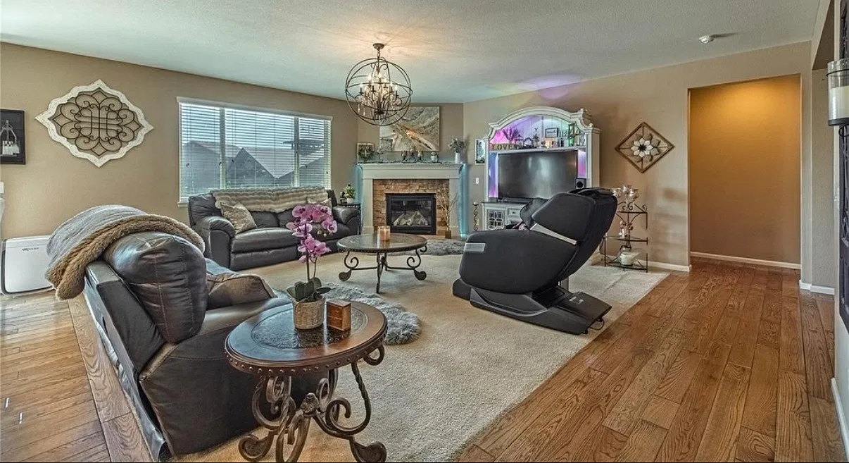 5 bed, 4645 sqft, $3,300 — Photo 2
