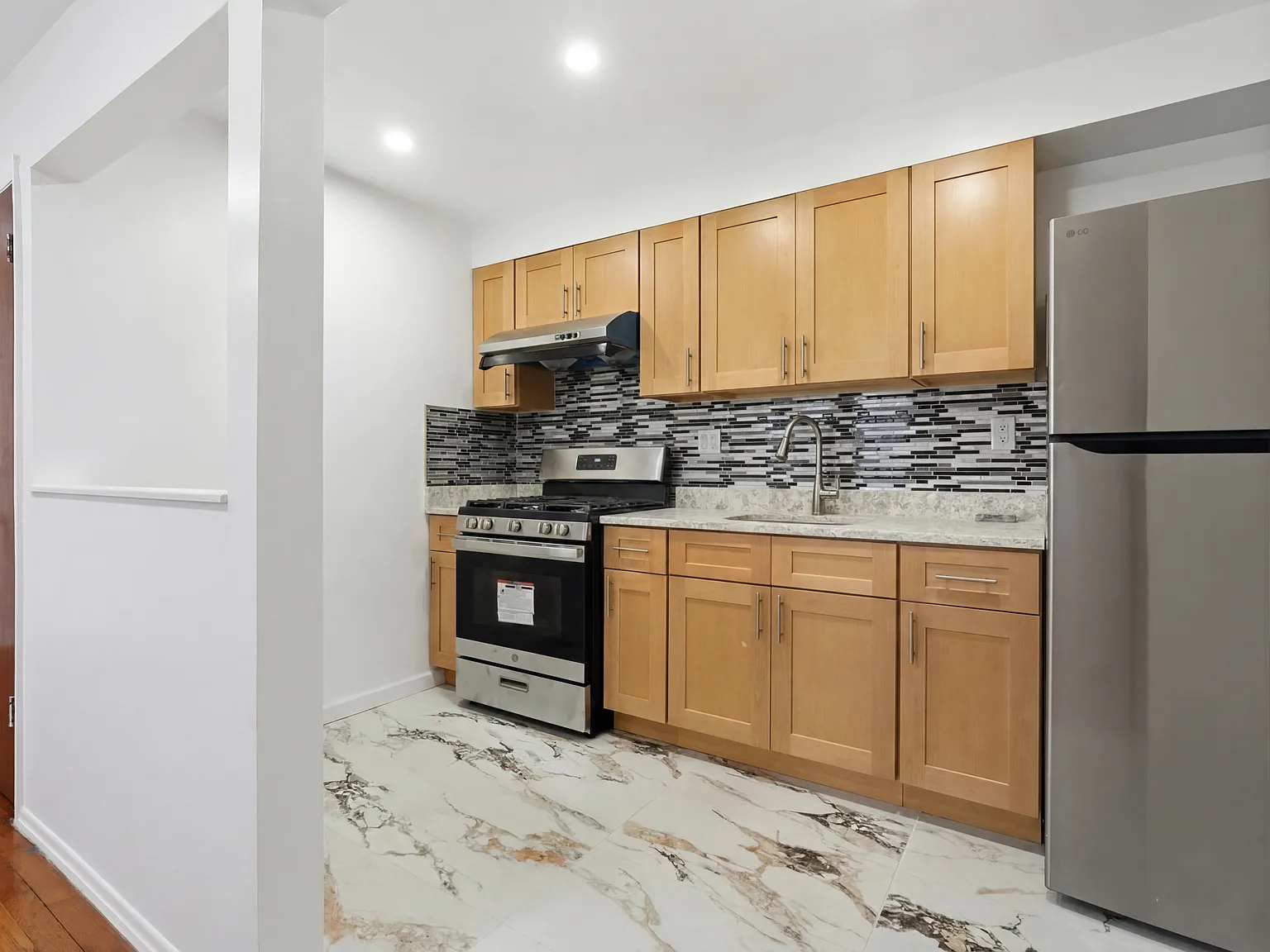 2 bed, 956 sqft, $2,700 — Photo 3
