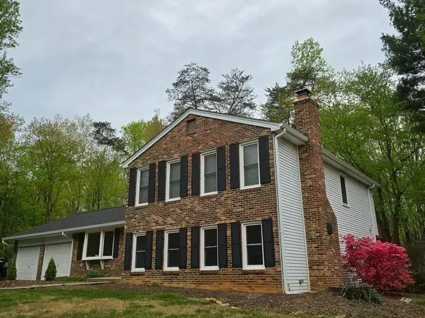 12126 Westwood Hills Dr, Herndon, VA 20171