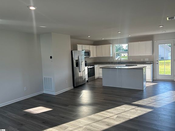 2nd image of 104 Copper Creek Cir