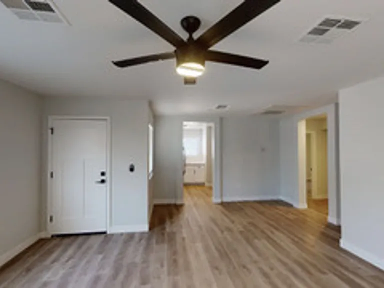 906 E Roma Ave — Photo 14