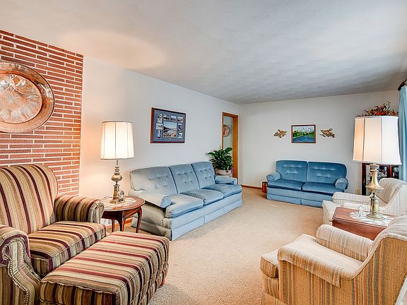 3rd image of 1267 E Meadowbrook Dr