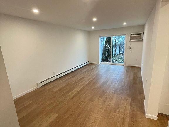 4th image of 386 Pennyfield Ave #1