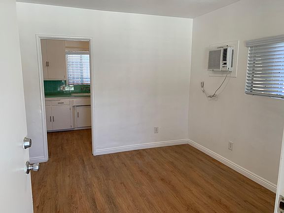 2nd image of 916 1/2 Oakwood St