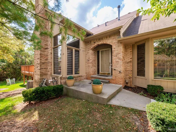 2220 Juniper Ct, Shelby Township, MI 48316