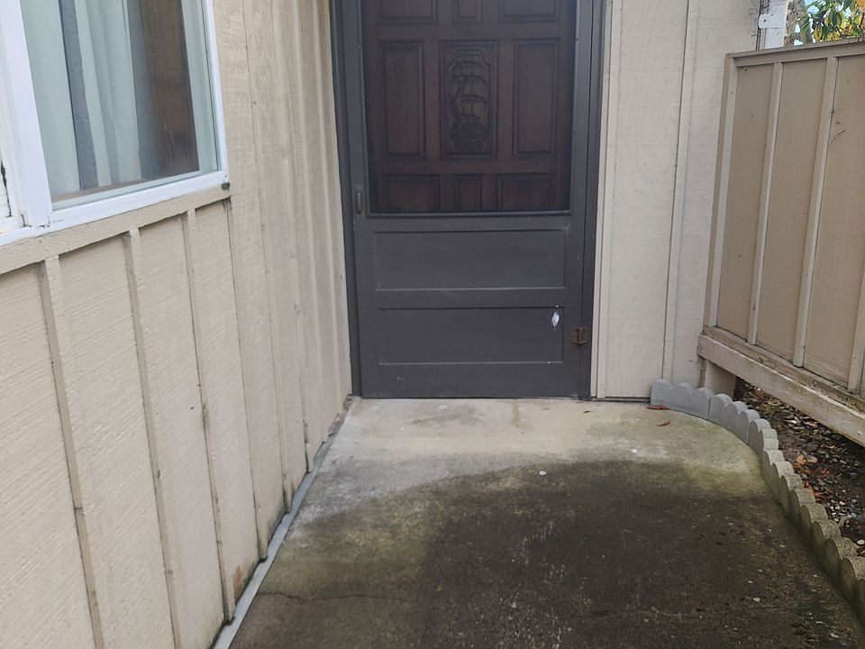 1st image of 406 SE John Moore Rd