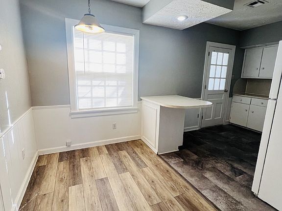 3rd image of 1213 W Oak Ave
