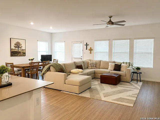 3 bed, 2.0 bath, 1911 sqft, $2,700 — Photo 2
