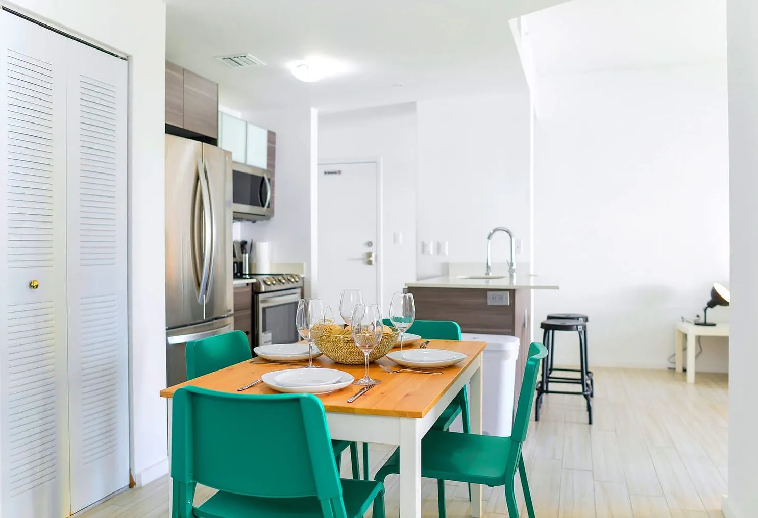 1 bed, 1.0 bath, 635 sqft, $2,562 — Photo 2