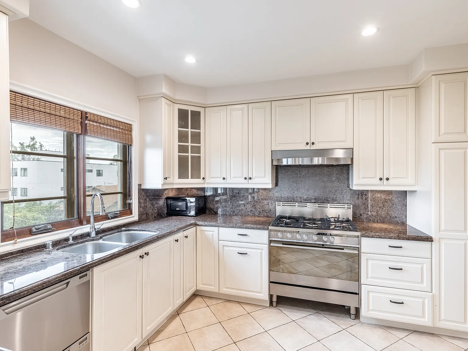 3 bed, 1901 sqft, $5,550 — Photo 4