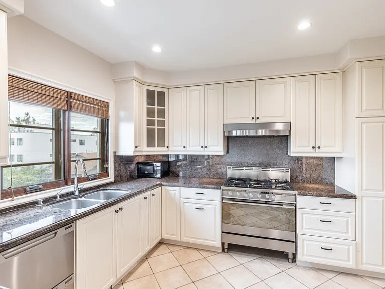 10707 W Missouri Ave #301 — Photo 7