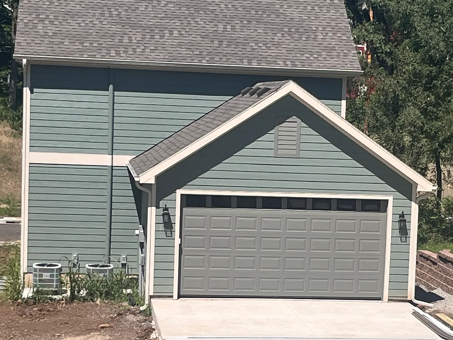 5 bed, 3.5 bath, 2497 sqft, $3,000 — Photo 2