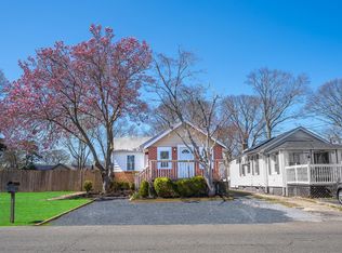 100 S Evergreen Dr, Selden, NY 11784