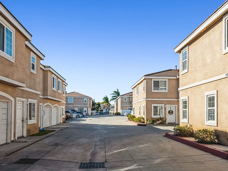 1525 N Palm Ave #16 — Photo 3