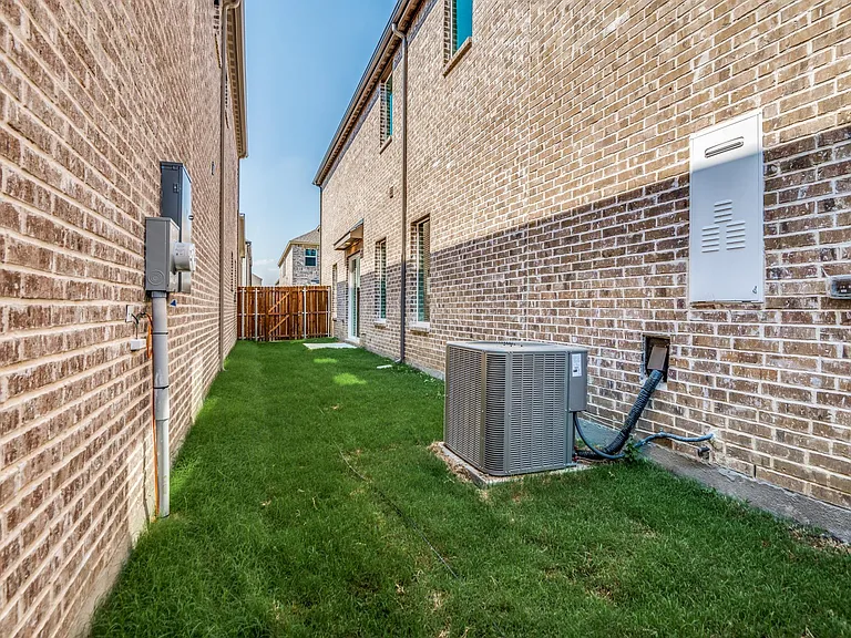 6205 Queens Path — Photo 3
