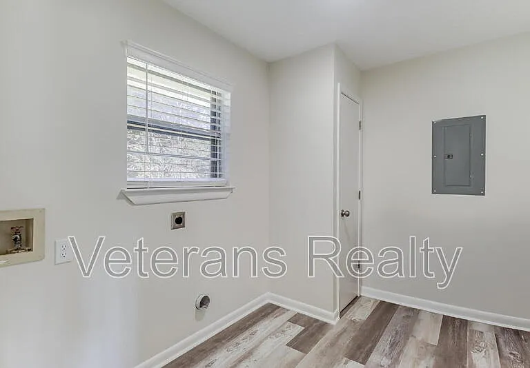 129 Quarles St — Photo 10