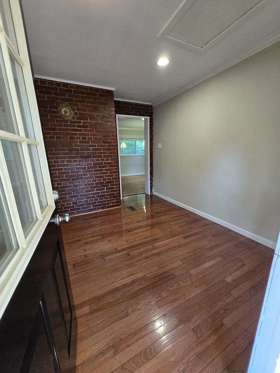 Building Photo - 118 E Newkirk Ln