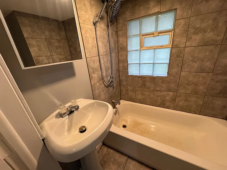 1354 N Olney St — Photo 15