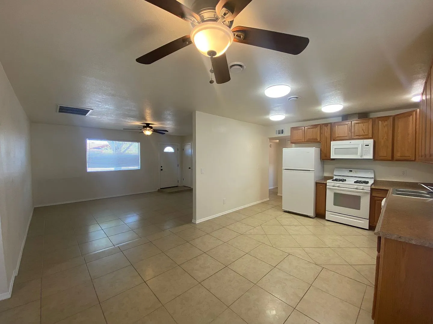 3 Bedroom 1 Bathroom Home — Photo 3