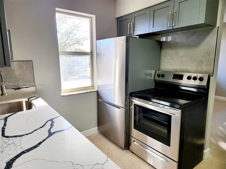 191 SW 15th St #202 — Photo 7