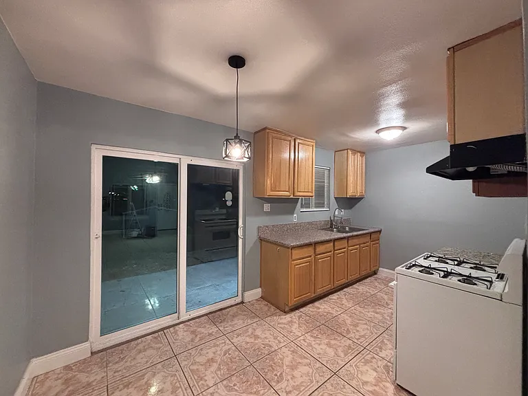 1567 Riverside Dr — Photo 6