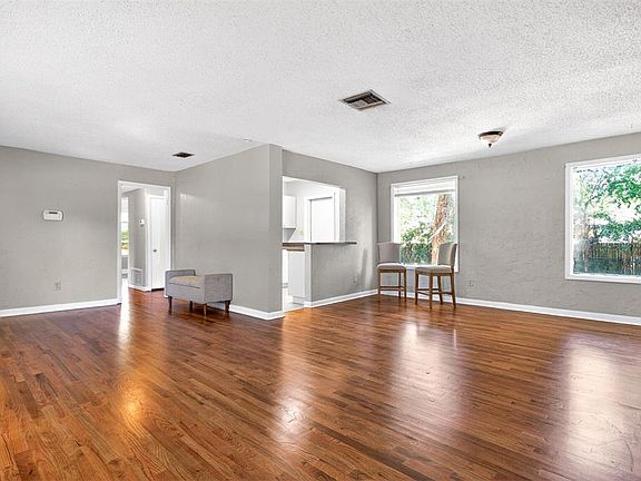 5th image of 914 NE 11th Ave