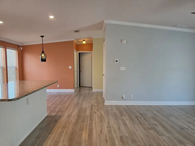 2921 Dupont St S — Photo 23
