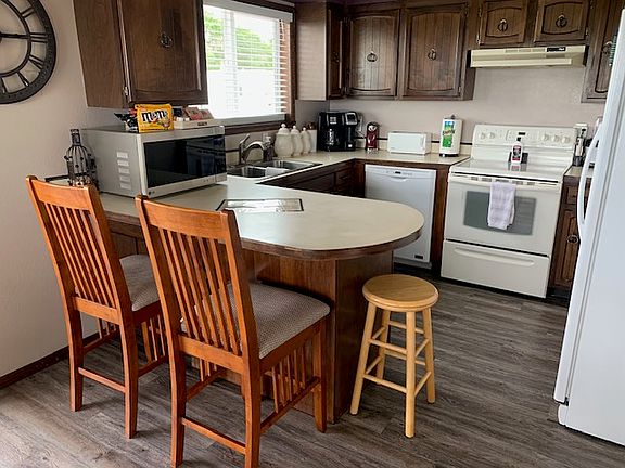 Kitchen with Breakfast Bar