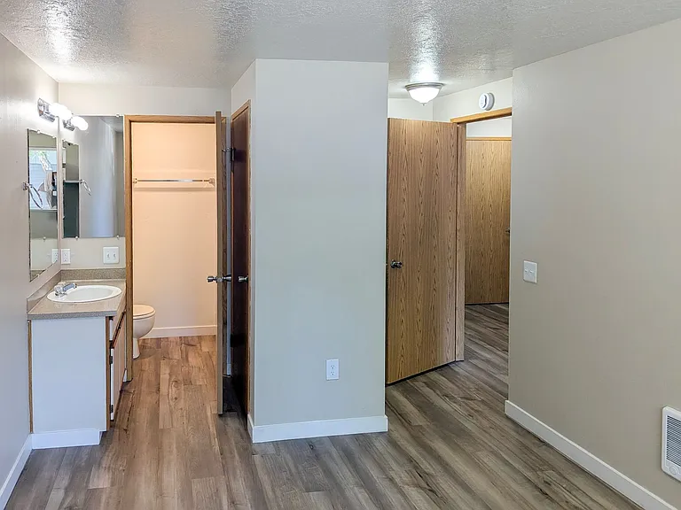 Silverwood Apartments — Photo 11