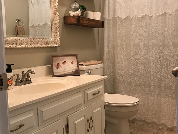 Hall bath with tub/shower