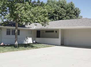 1530 Surfside Dr, Lincoln, NE 68528