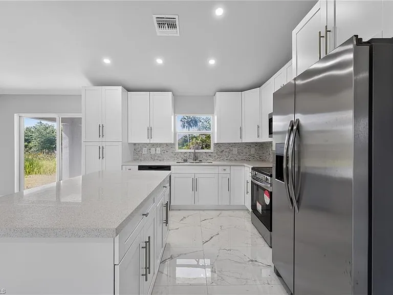 3211 43rd St SW — Photo 12