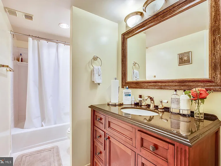 8360 Greensboro Dr #712 — Photo 20