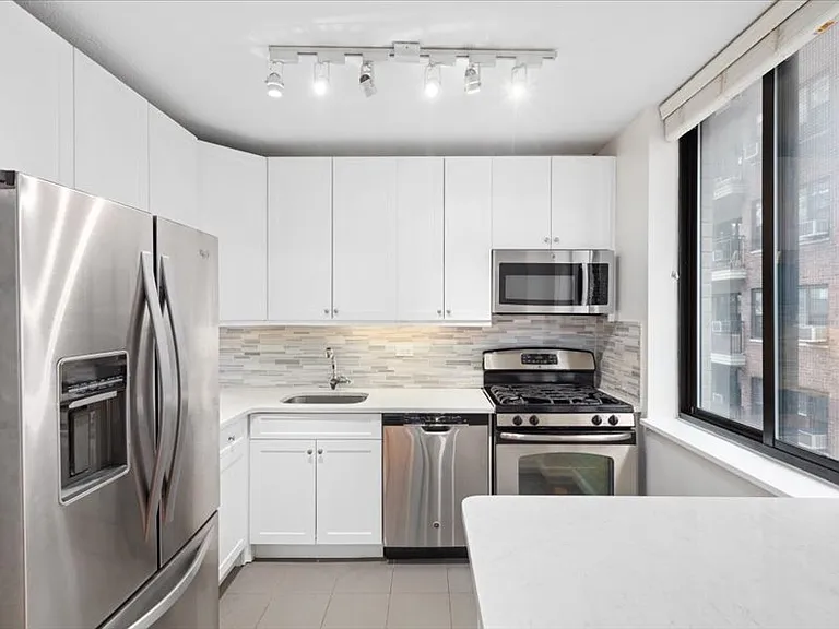 403 E 62nd St #5C — Photo 1