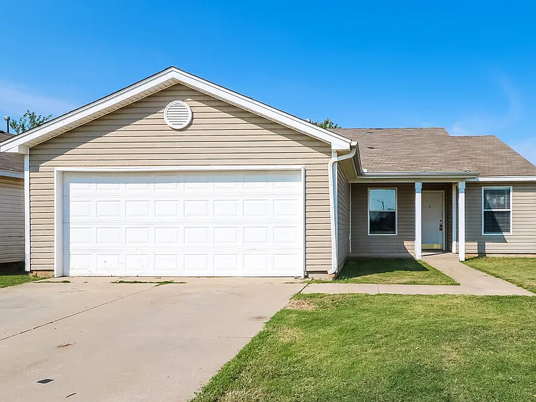 1101 Edinburg Dr — Photo 1