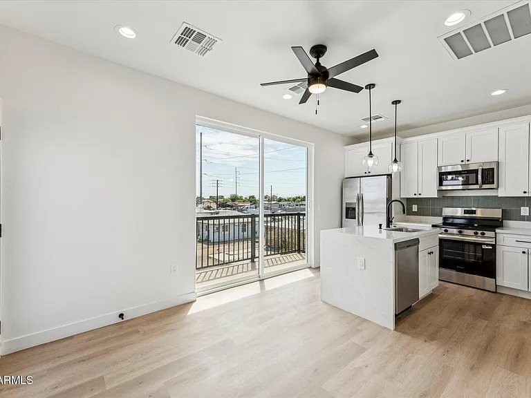 1725 W Sherman St #C — Photo 15