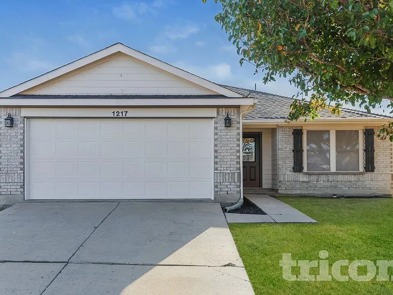 332 Rockcrest Dr — Photo 1