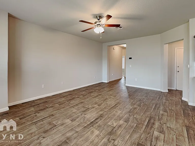 10808 Seguin St — Photo 4