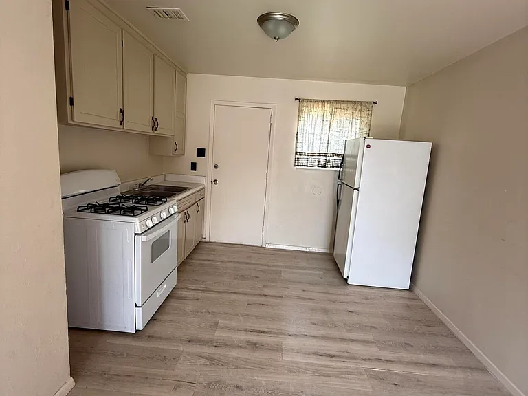 624 Alcazar St SE — Photo 6
