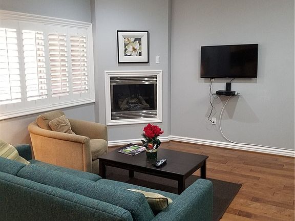 2nd image of 11504 Moorpark St Unit 202