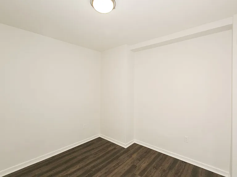 650 Ellis — Photo 2