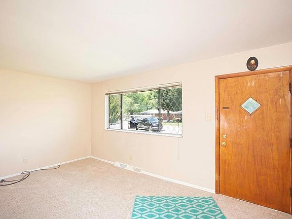 Living Room. Bright and Clean!