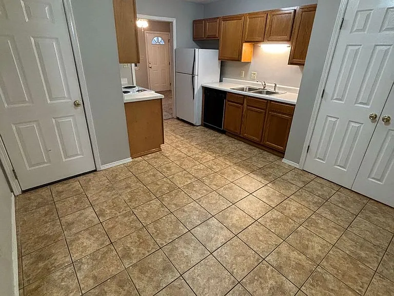3327 N Detroit Ave — Photo 6