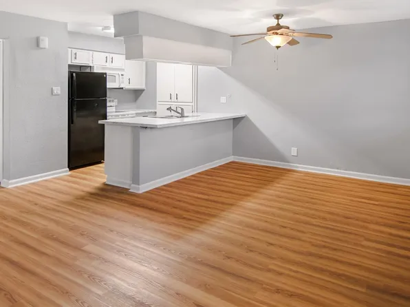 211 W F St #211, La Porte, TX 77571