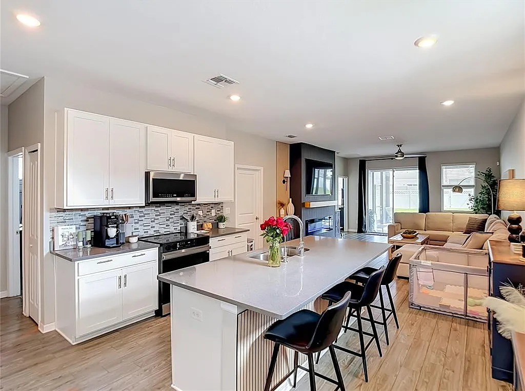 4 bed, 2.0 bath, 1616 sqft, $3,200 — Photo 3